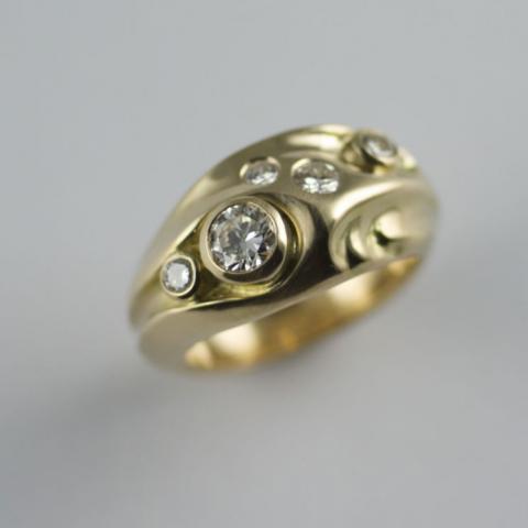 Carved 18ct gold ring set with brilliant cut diamonds