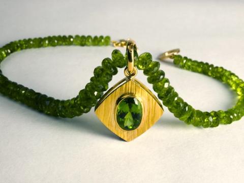 Textured gold frames a superb Peridot 18.97cts strung on Peridot beads